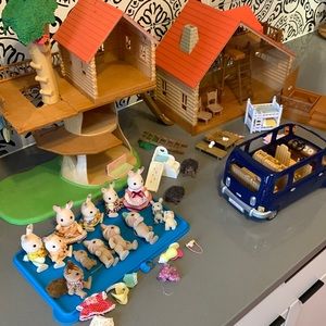 Calico Critter Sylvanian Treehouse, Log Cabin, and Van Lot